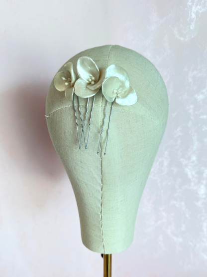 Hair pin flor porcelana chica
